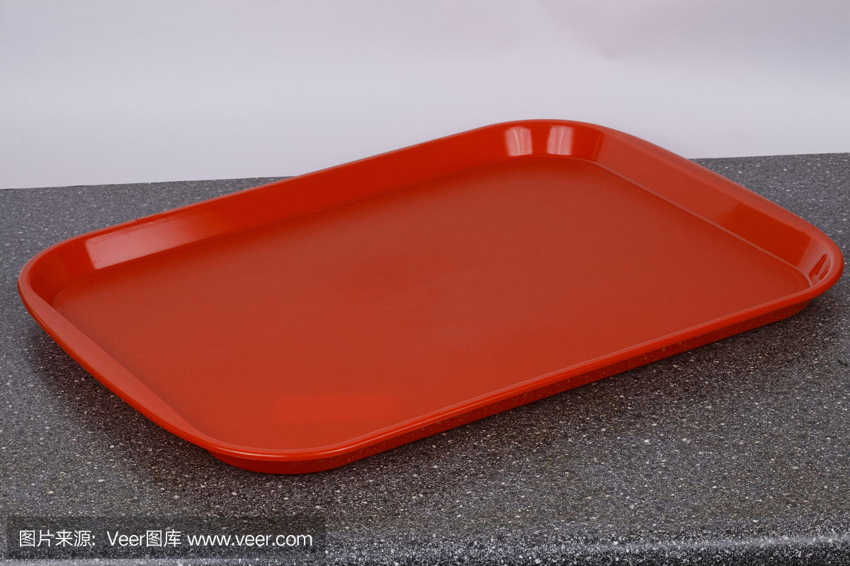 清空紅色塑料托盤。