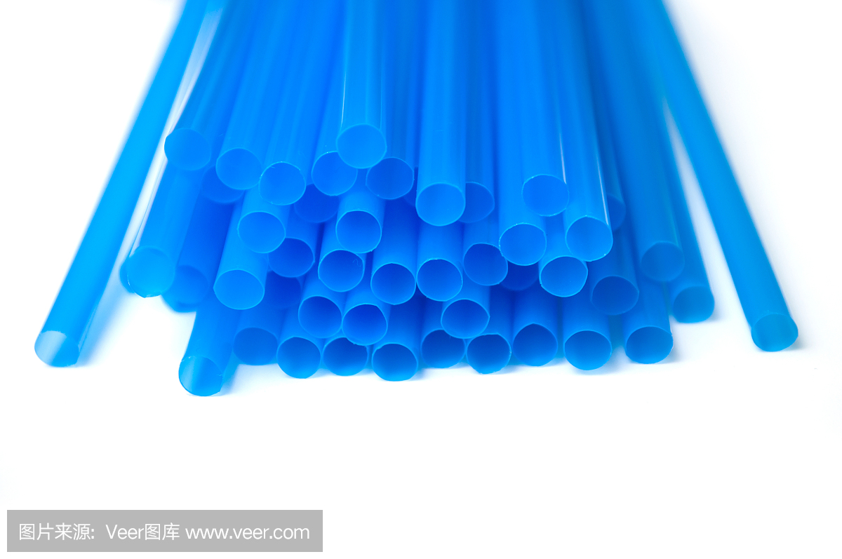 白色背景上的藍色塑料吸管