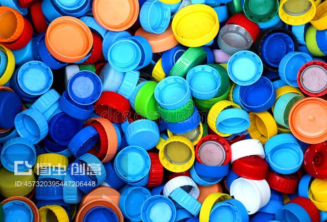 收集很多塑膠帽作循環再造之用collection of many plastic caps for recycling